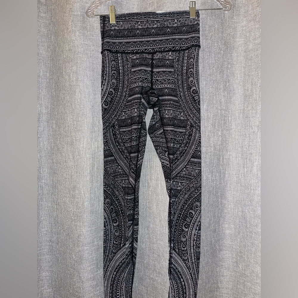 Lululemon leggings size 6